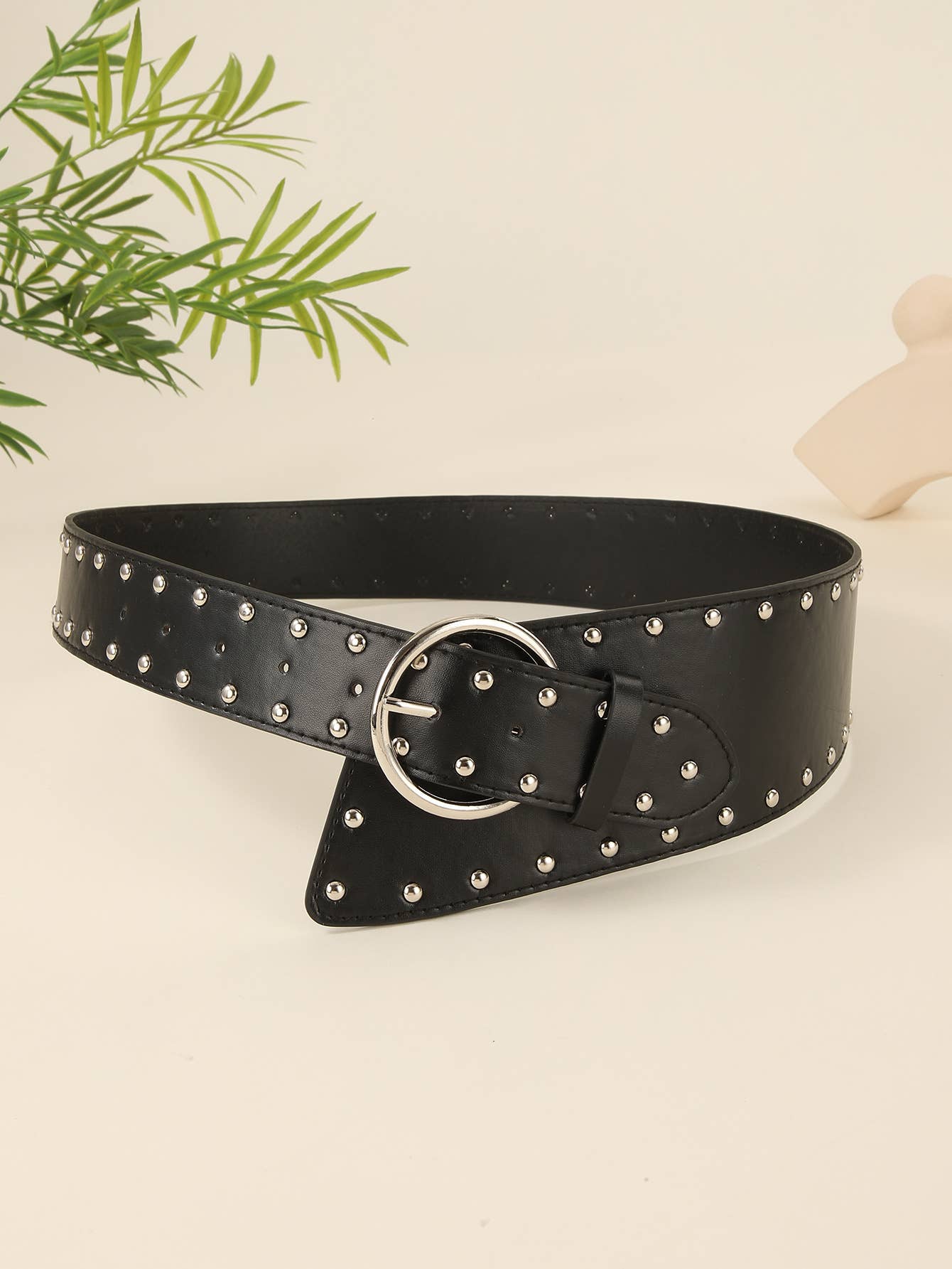 Retro-style personalized rivet belt