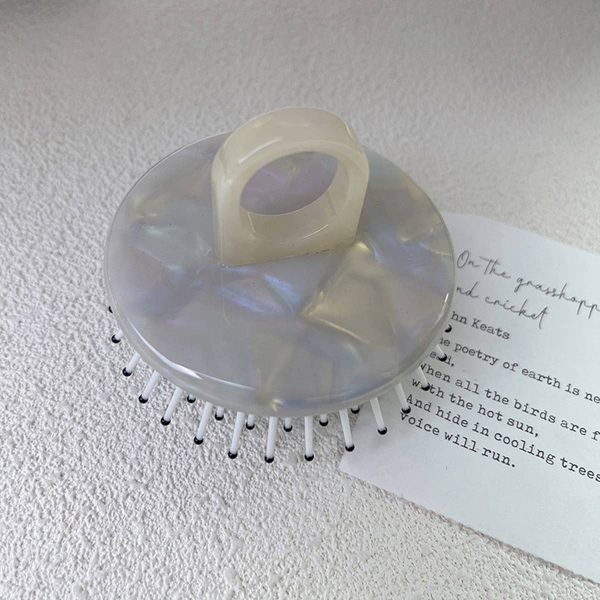 SIMPLE AND PORTABLE MASSAGE COMB