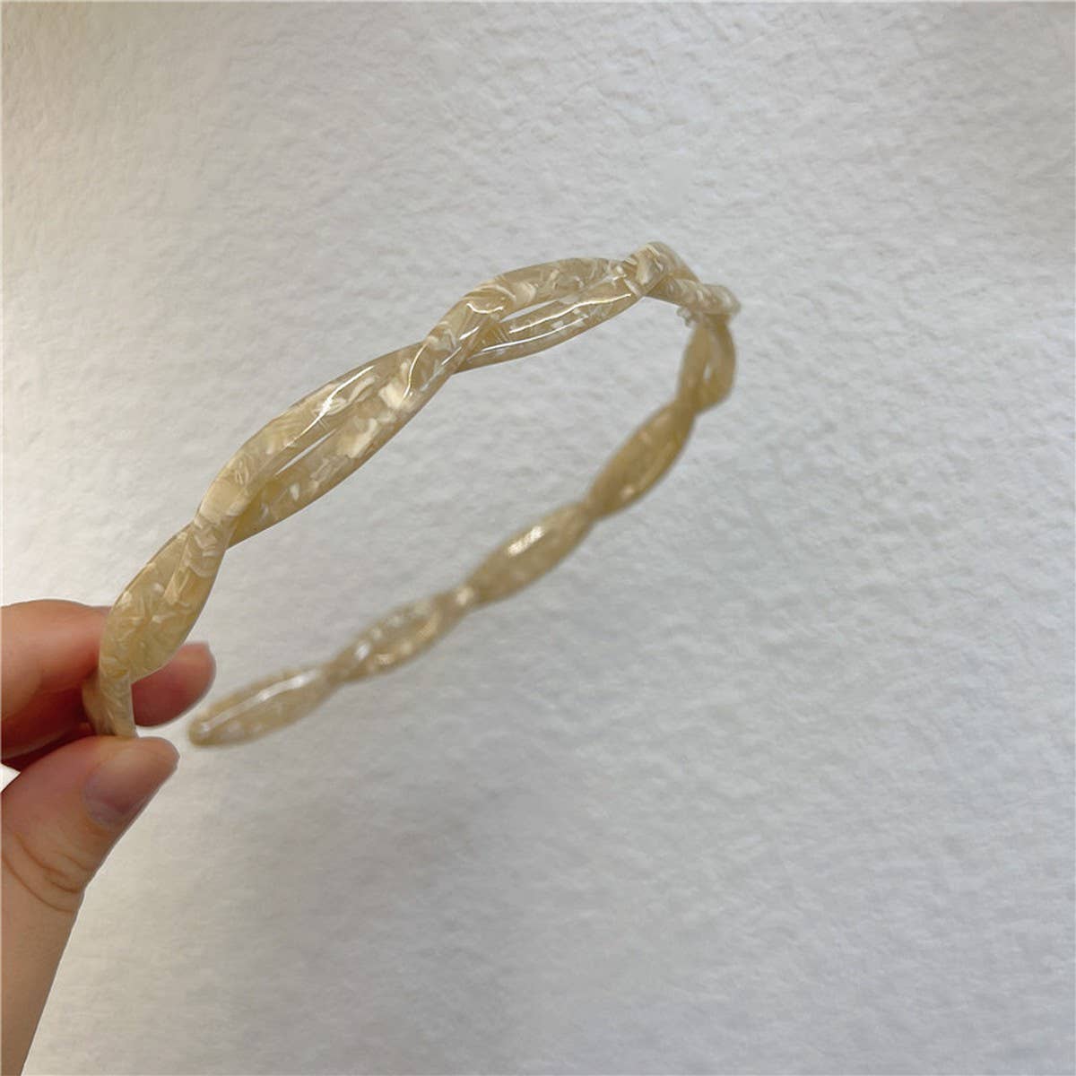 SMALL TWISTED HAIRBAND FOR EVERYDAY WEAR_CWAHA2686