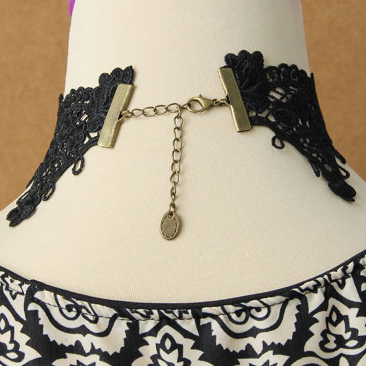 HALLOWEEN RETRO FLOWER CRYSTAL LACE SHORT NECKLACE