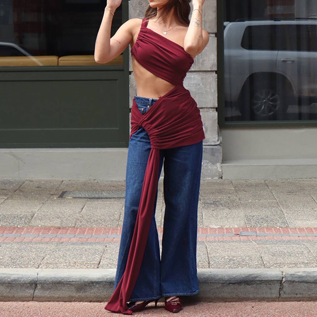 One-shoulder ribbon dress covers the buttocks