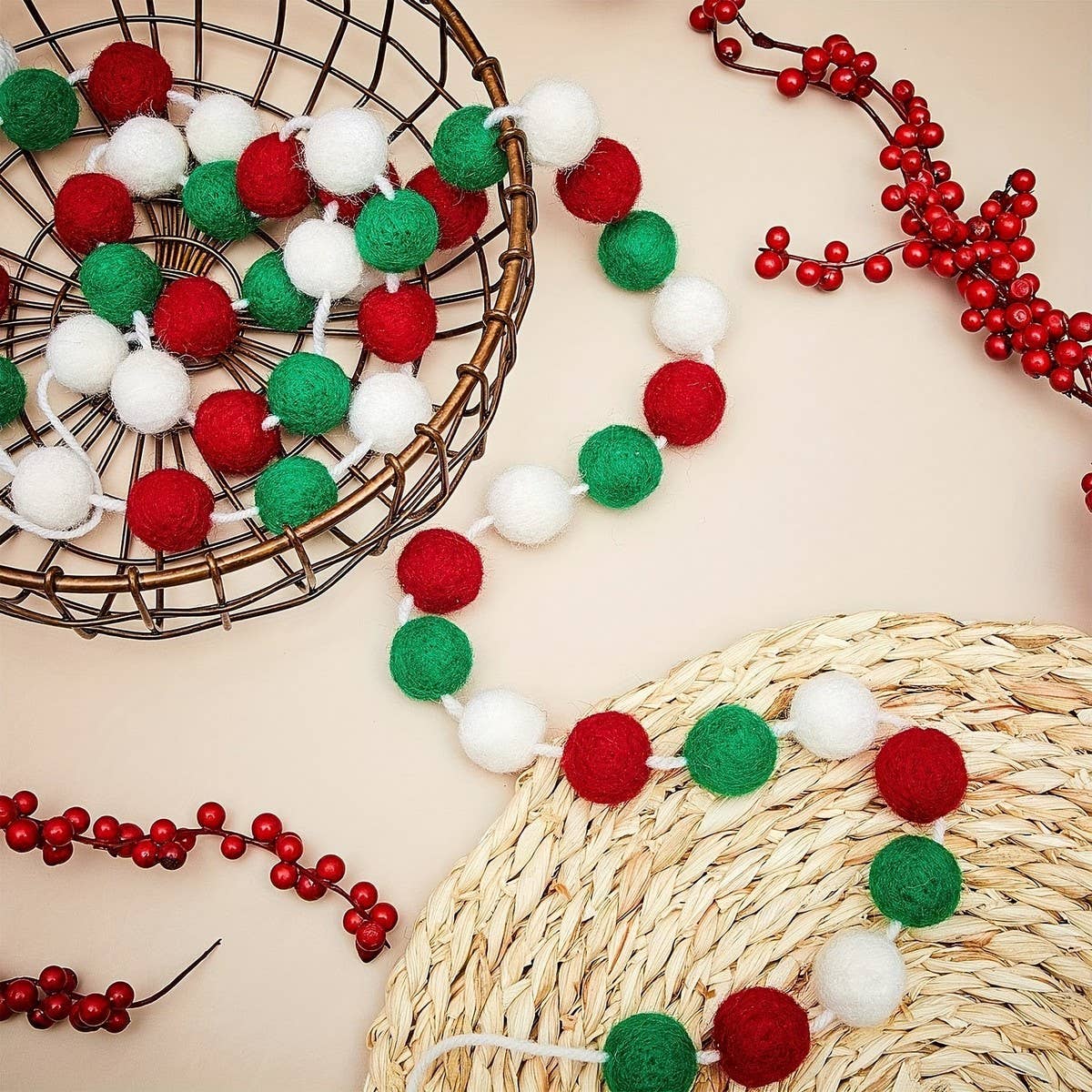 CWMM10232_CHRISTMAS POM POM GARLAND 20 RED GREEN BALLS