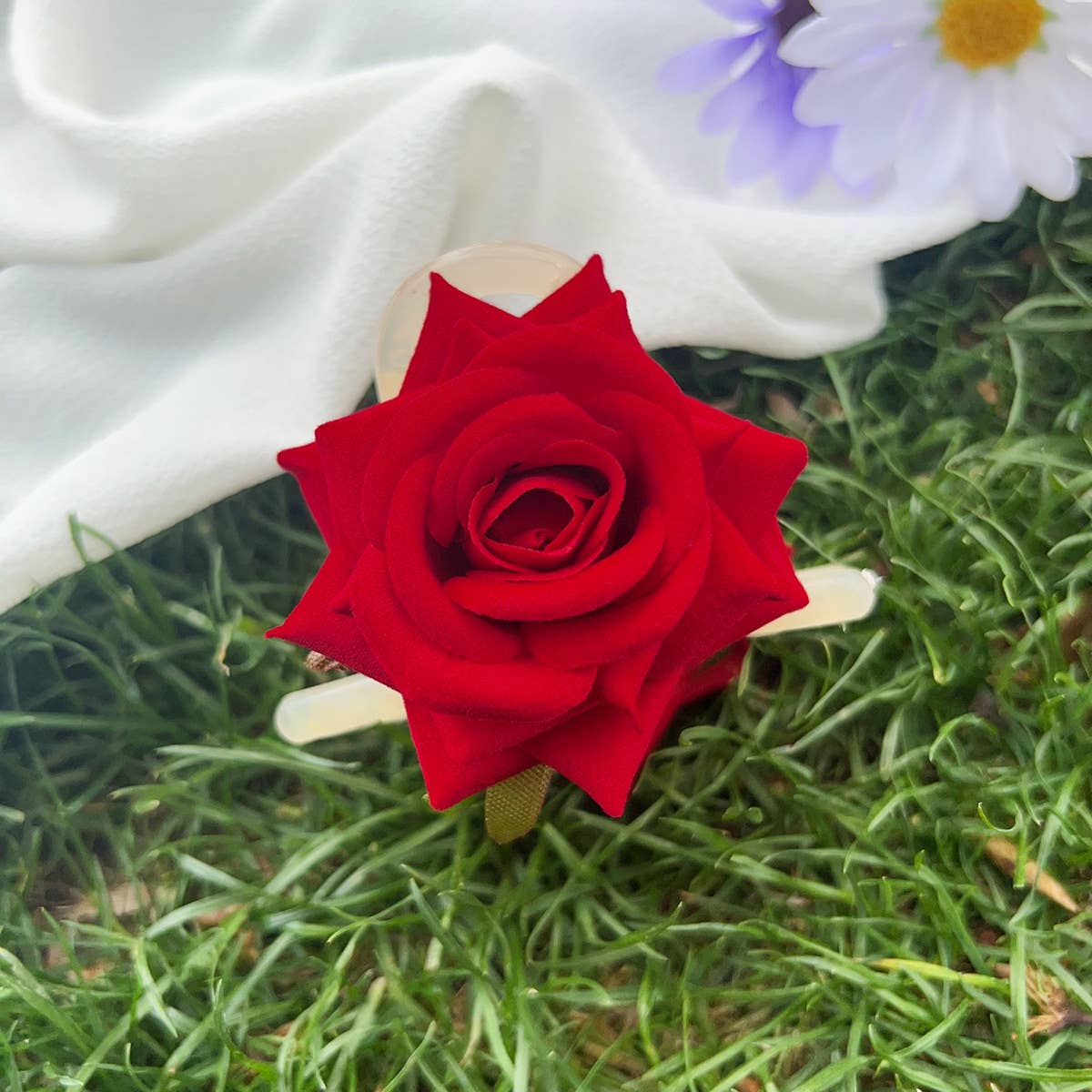 Dopamine-colored plastic rose hair clips