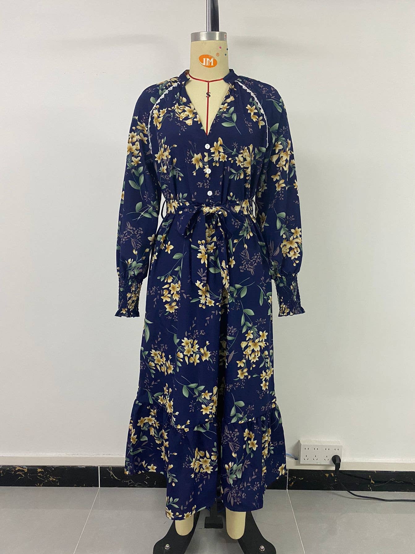 Loose V-neck,long-sleeved,waist-cinching dress