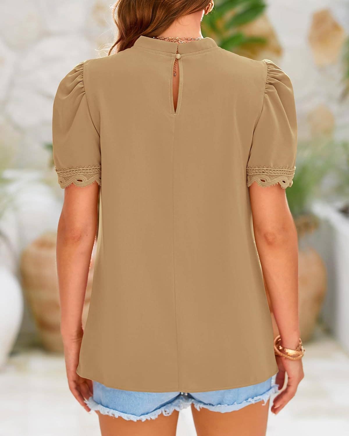 Semi-high-neck lace-trimmed short-sleeved shirt