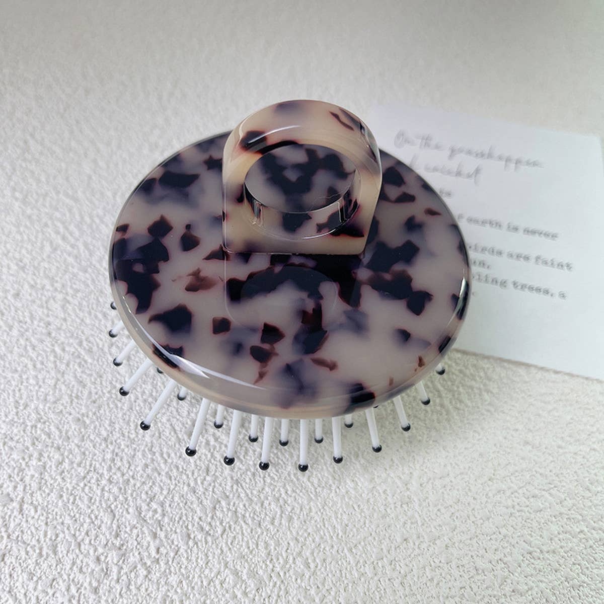 SIMPLE AND PORTABLE MASSAGE COMB