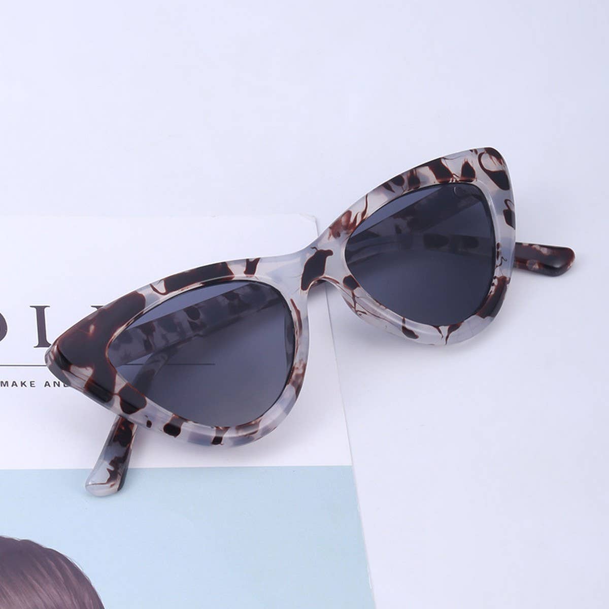FASHION SMALL FRAME CAT-EYE SUNGLASSES_CWASG0696