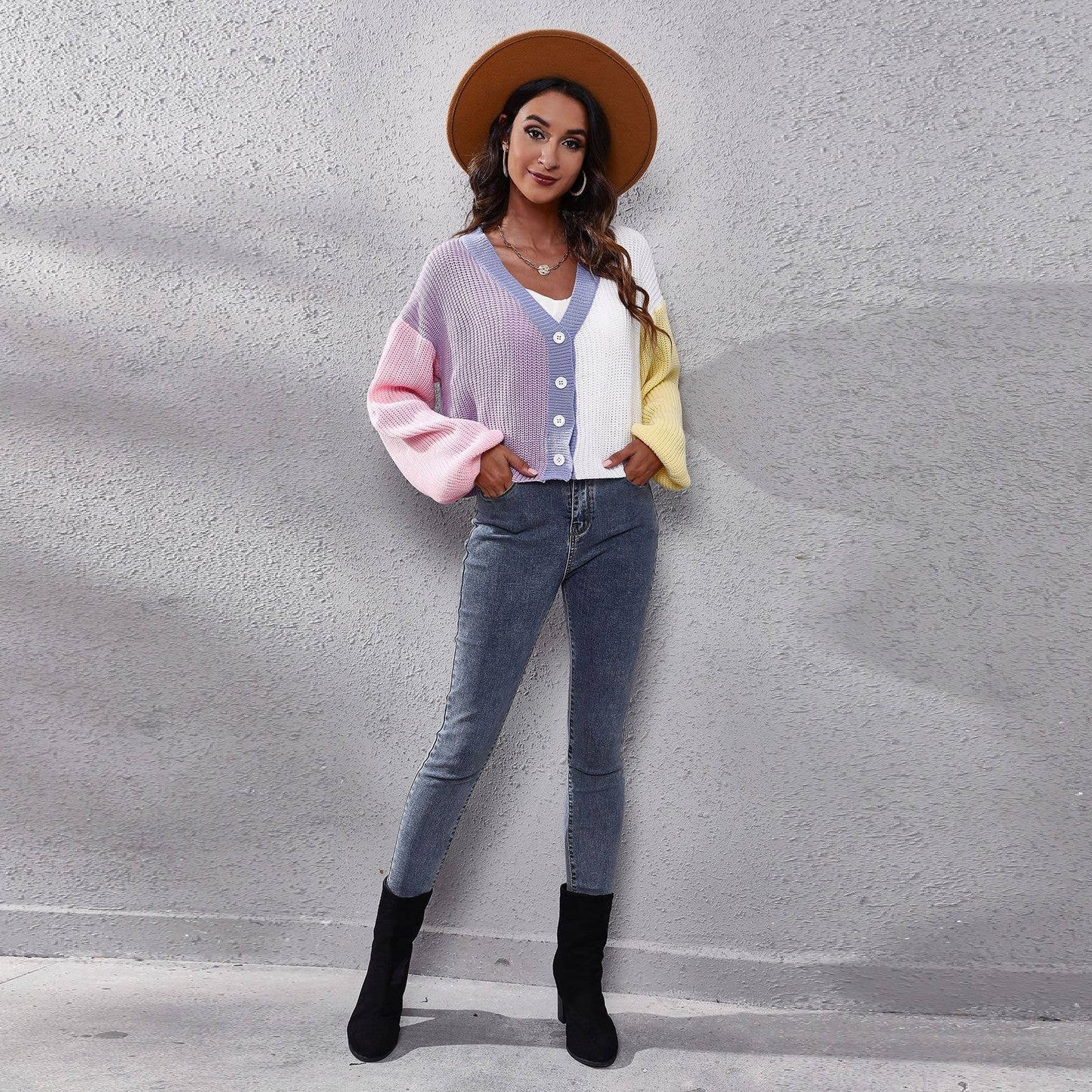 Knitted cardigan with colored lantern sleeves