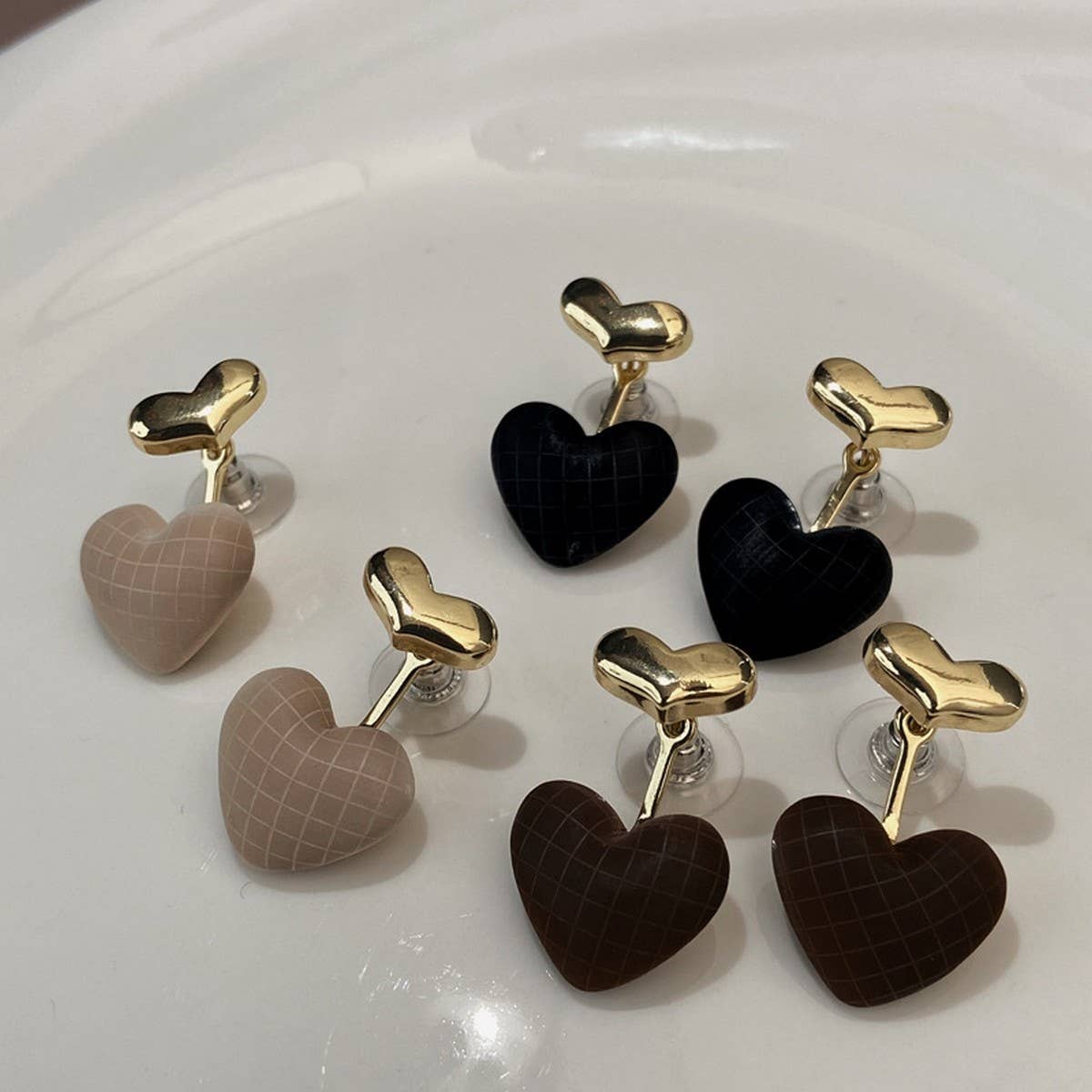 TEMPERAMENTAL HIGH-END CHECKERED HEART EARRINGS