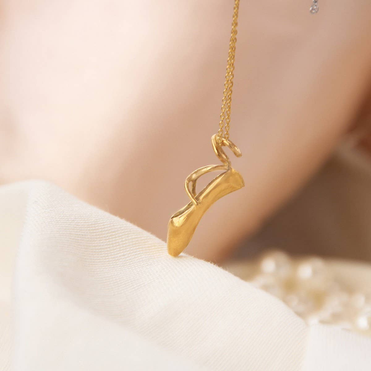 Niche ballet shoes pendant necklace_CWMM5309