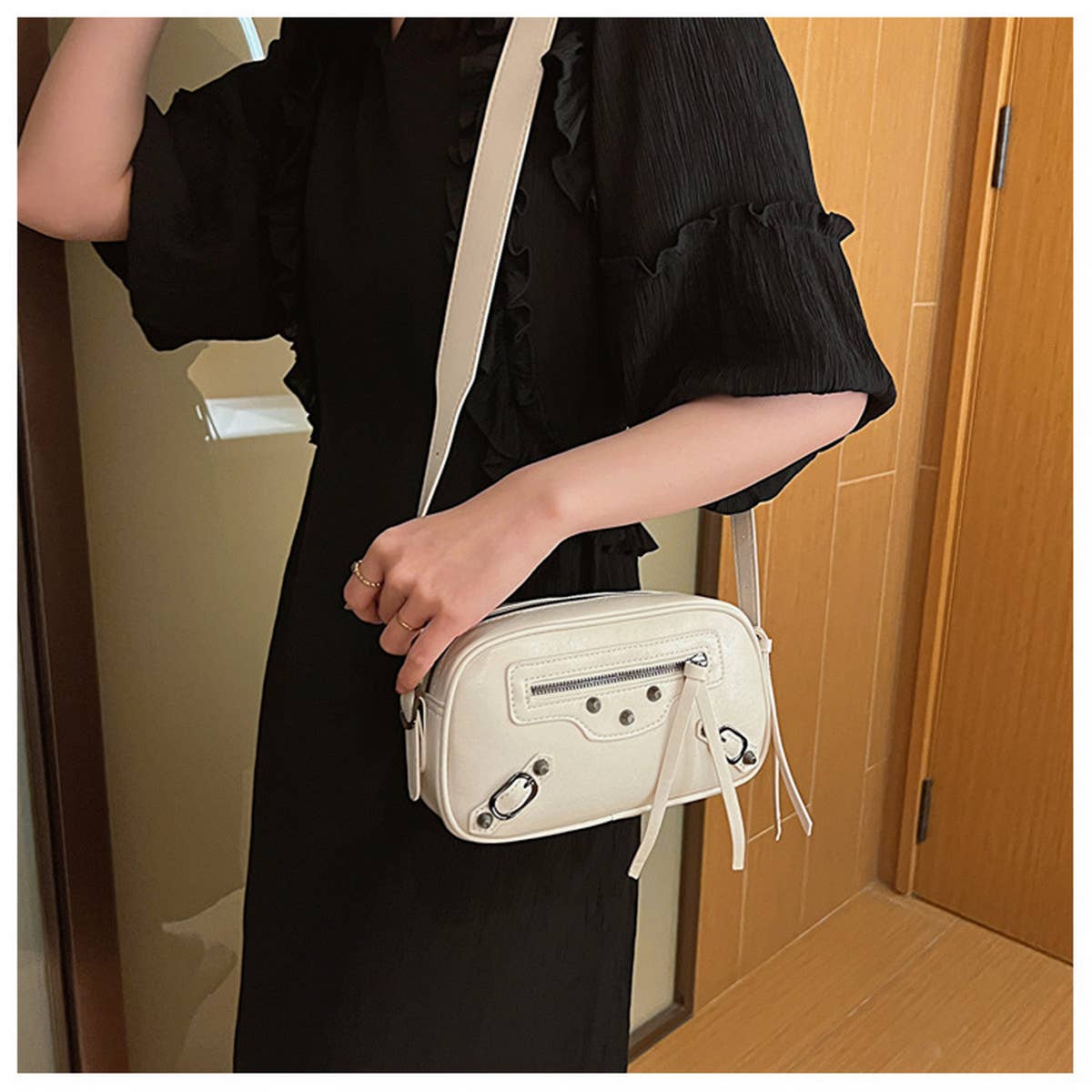 RETRO RIVET SMALL SQUARE SHOULDER BAG_CWAB1590