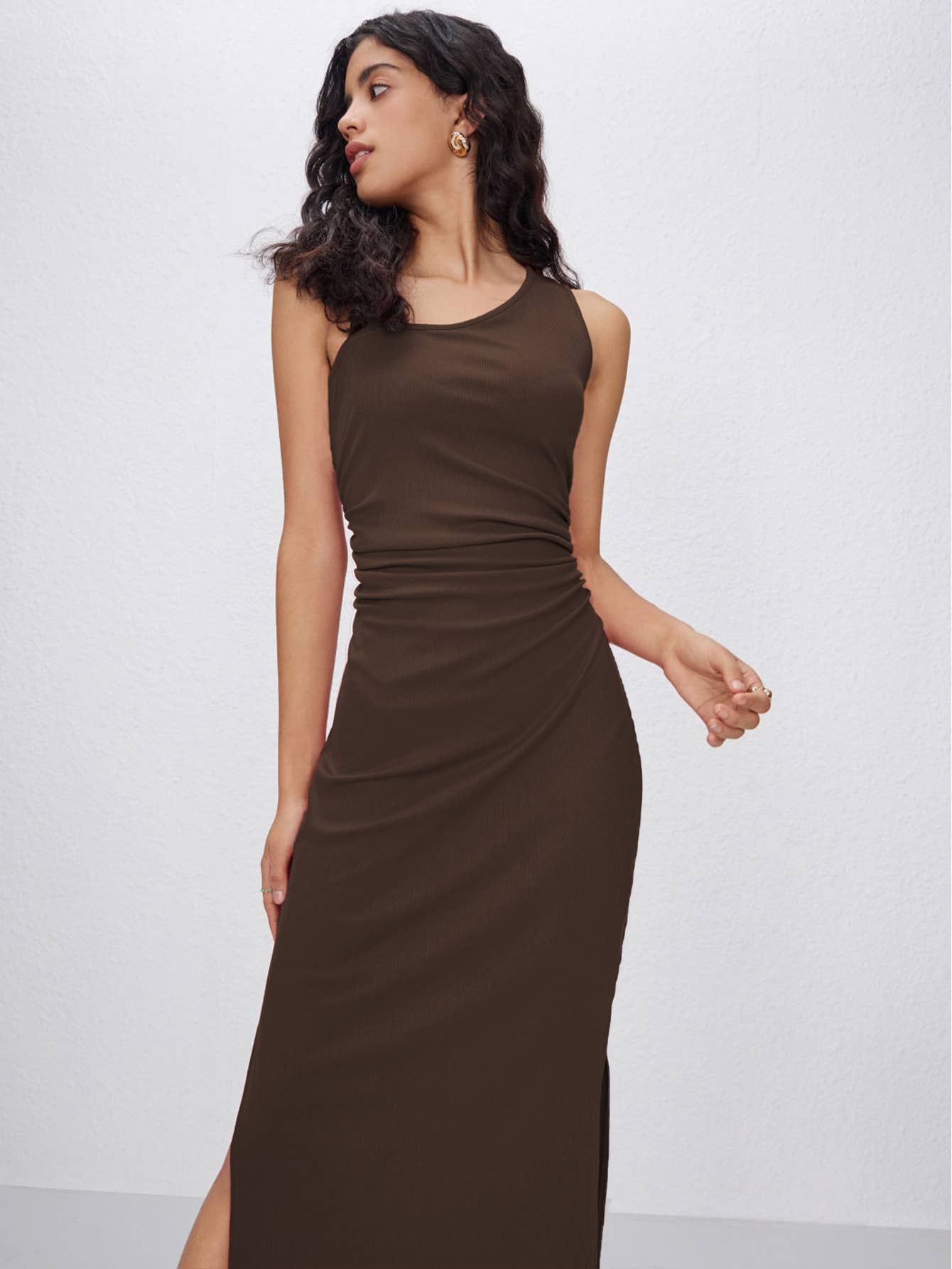 Slit that wraps the hips figure-hugging dress