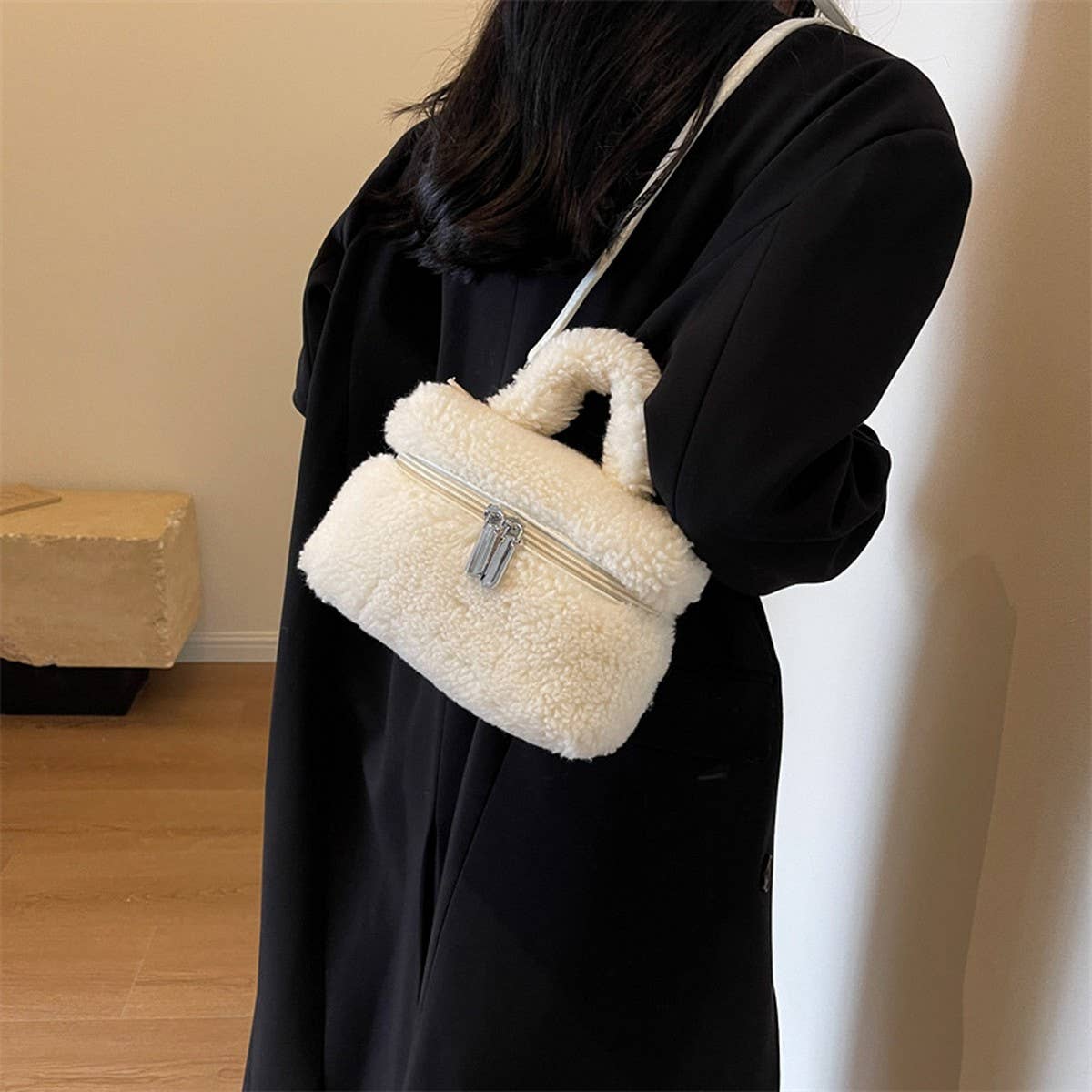 WINTER ONE-SHOULDER CROSSBODY LAMB PLUSH BAG_CWAB3924
