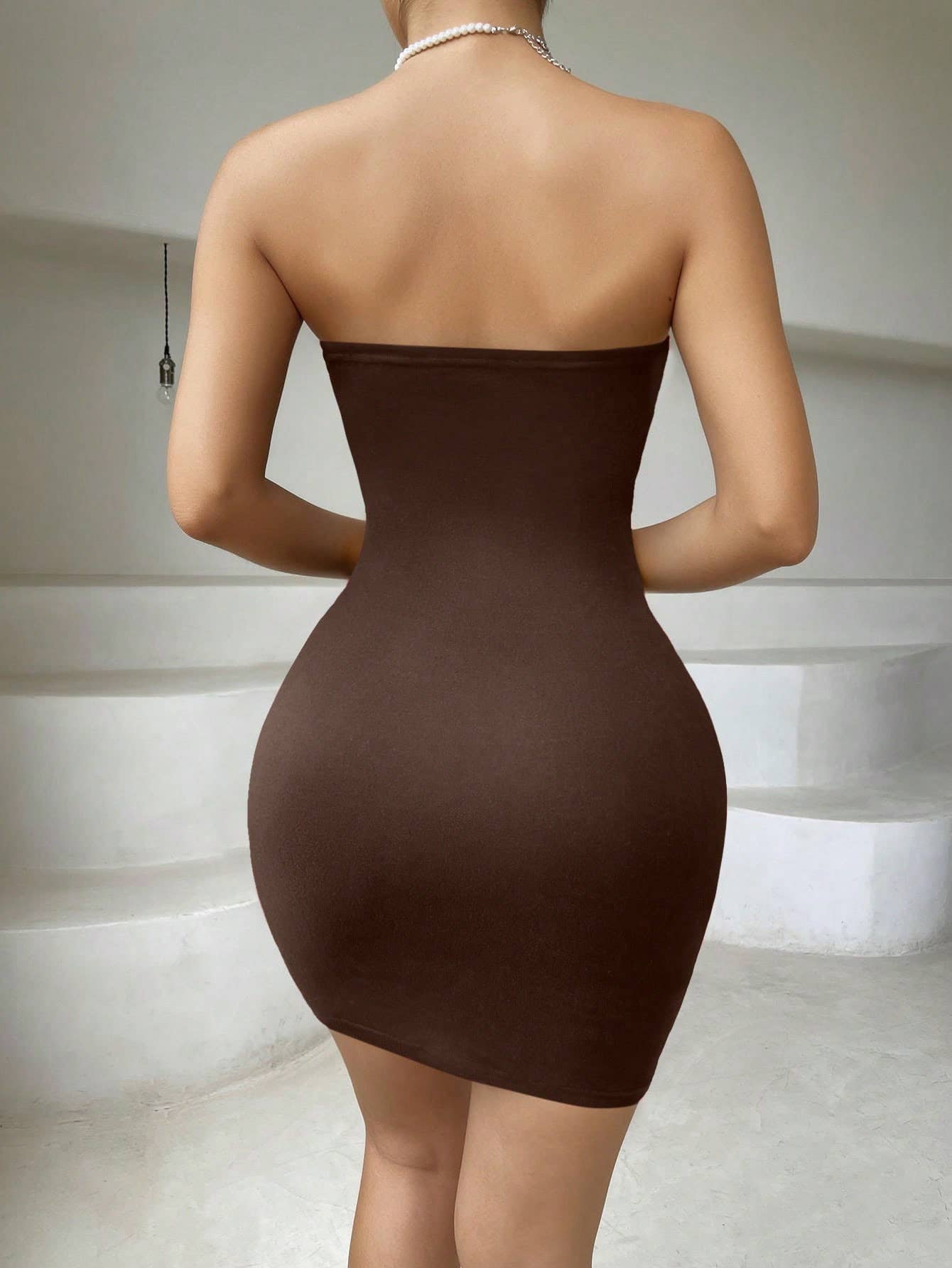 A line neck hollow-out bag buttock short dress