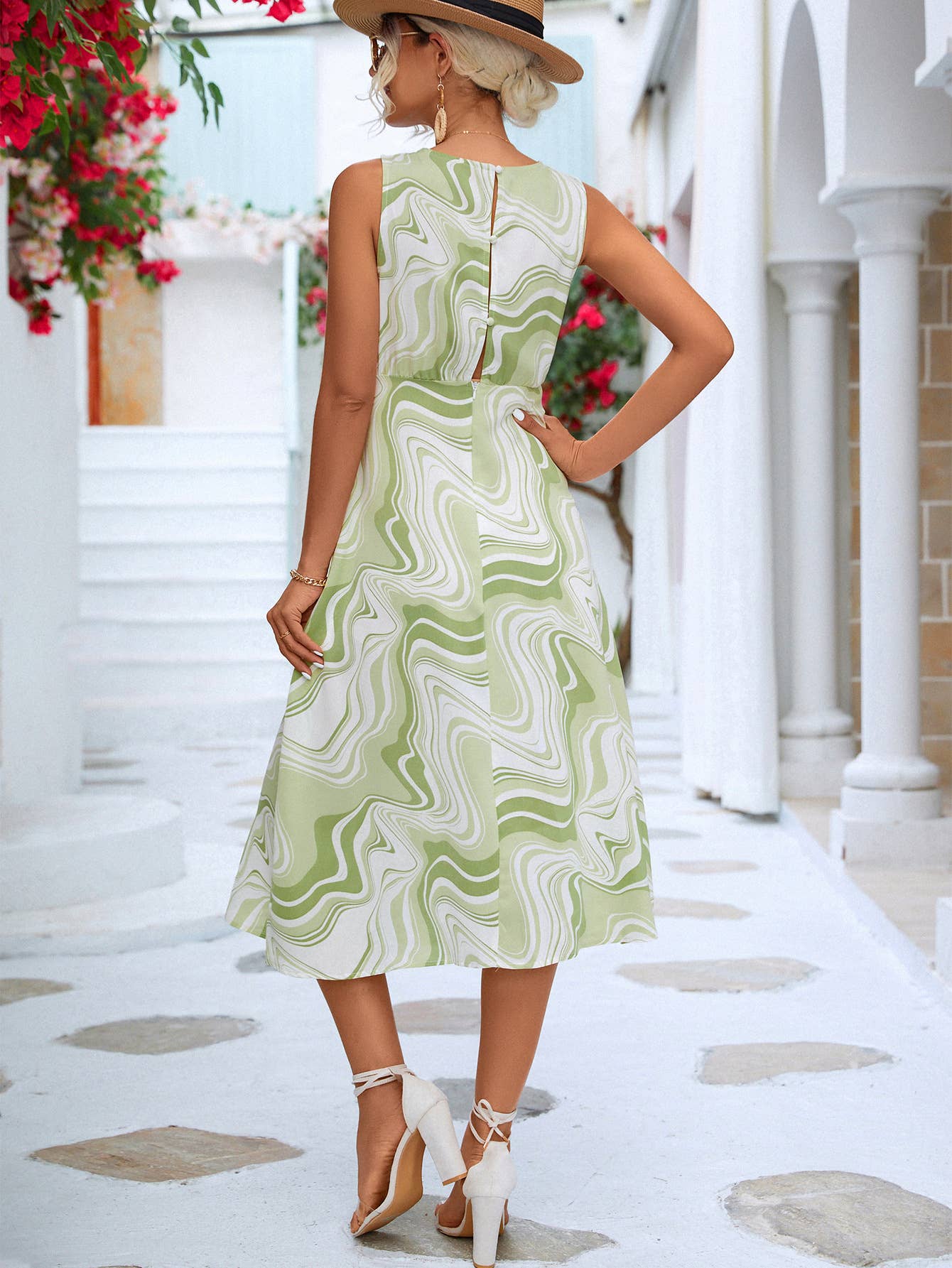 Sleeveless dress with swing collar and waist