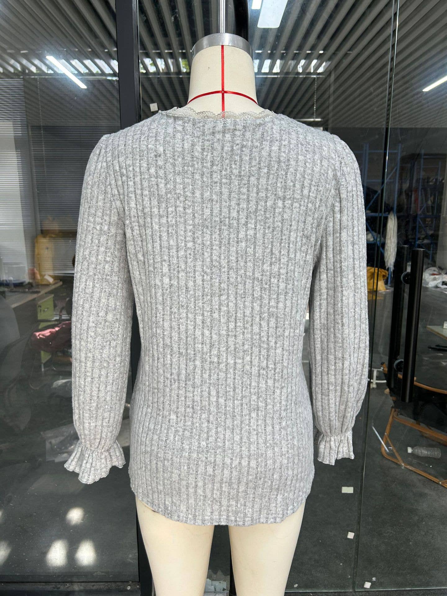 SOLID COLOR PIT-TRIMMED CASUAL V-NECK LACE PRIMER