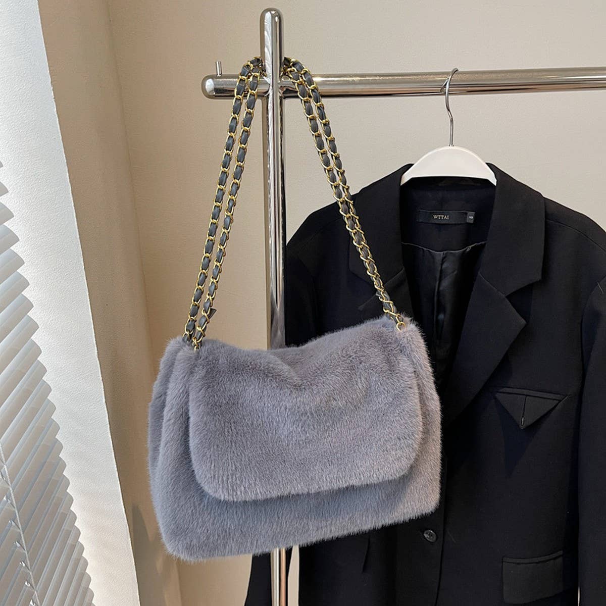 WINTER CHAIN LARGE CAPACITY SHOULDER PLUSH BAG_CWAB3938