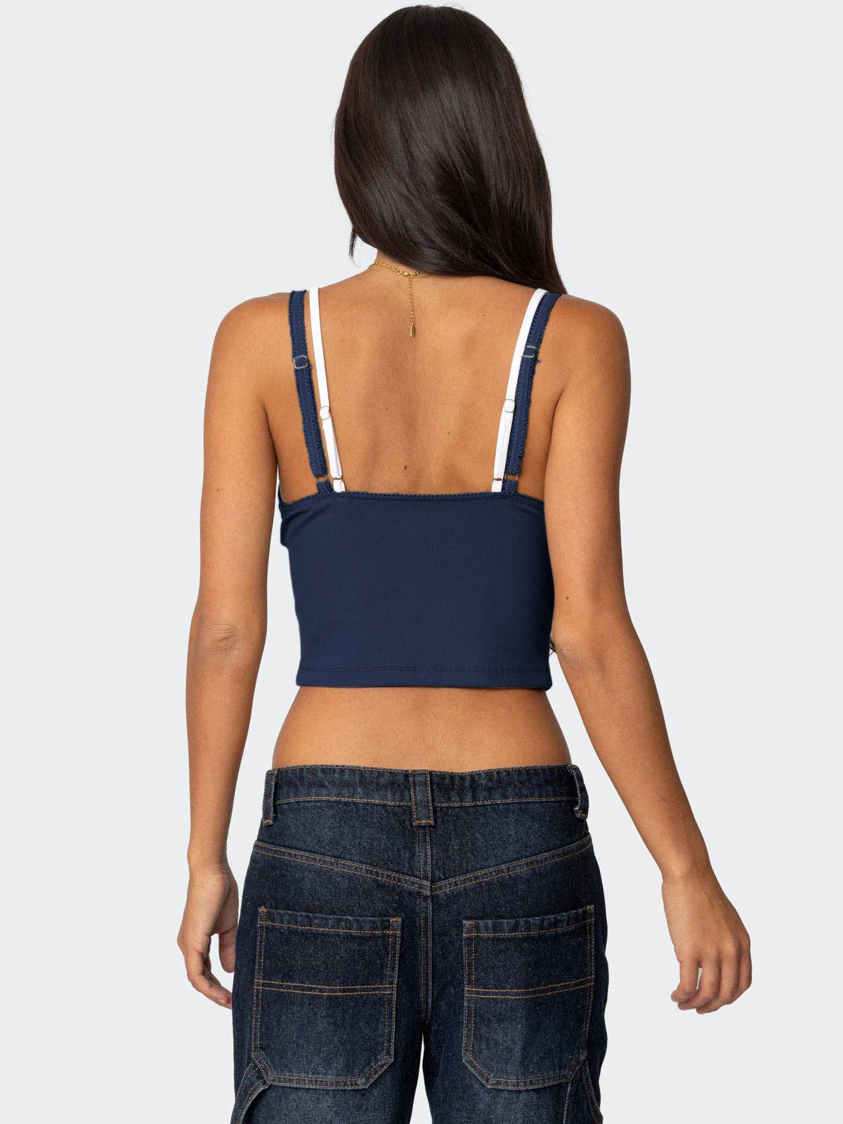 Lace Two low-cut, contrasting color fake pieces