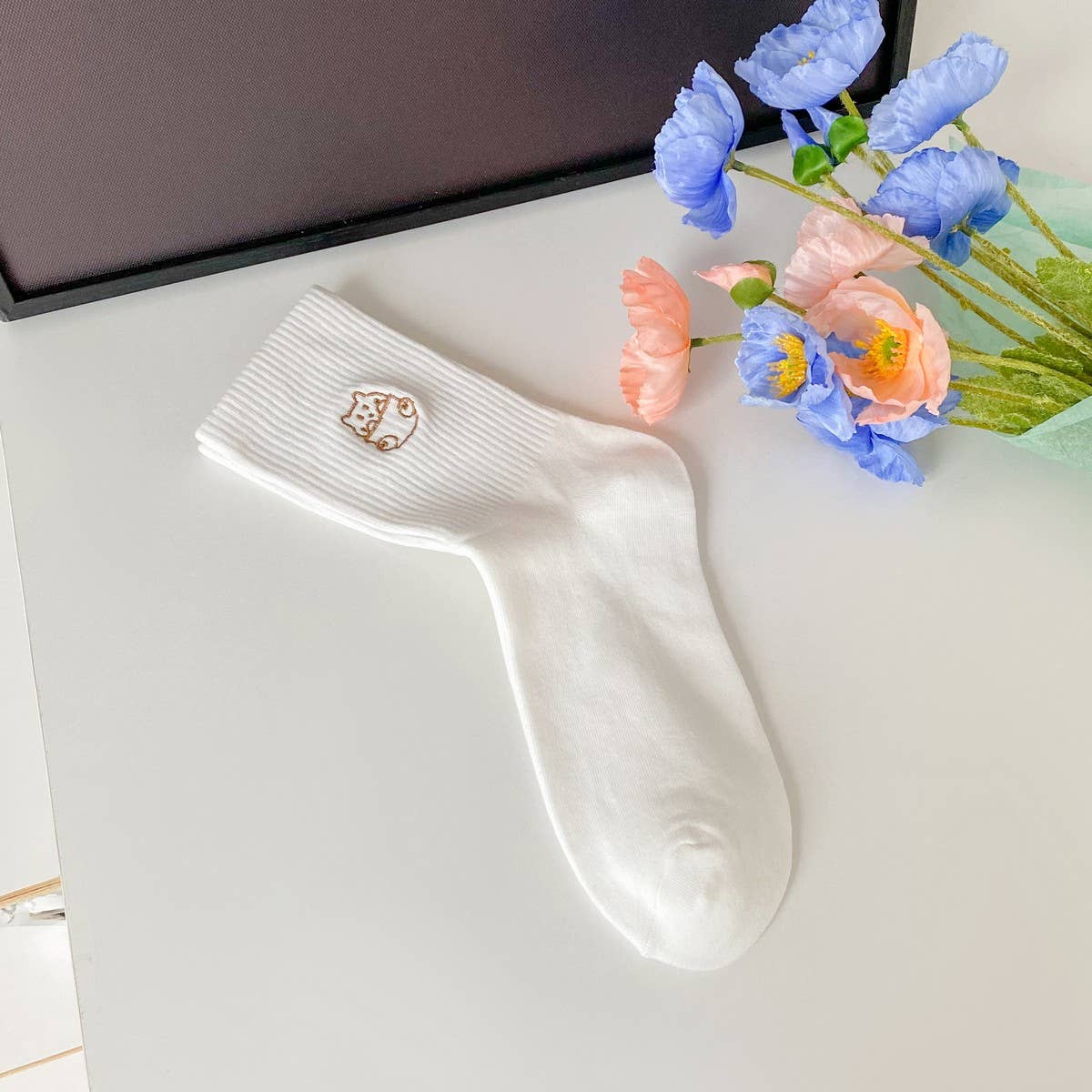 WHITE NEW EMBROIDERED SIMPLE MIDDLE SOCKS