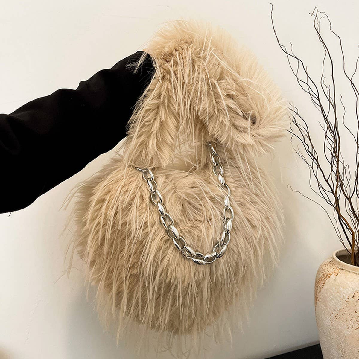 WINTER ONE-SHOULDER TASSEL HEART-SHAPED PLUSH BAG_CWAB3999