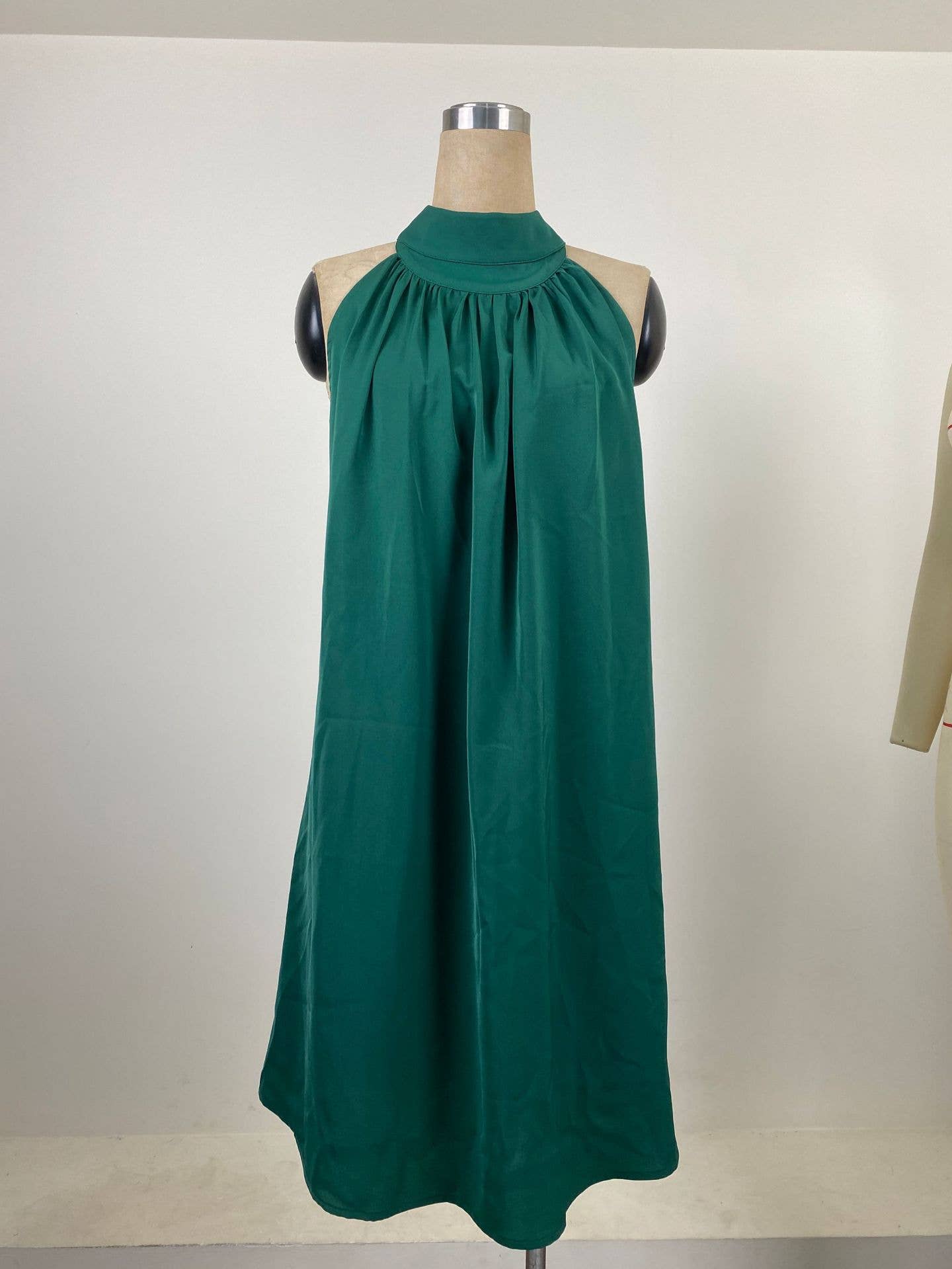 ELEGANT SLEEVELESS HALTER SHORT DRESS