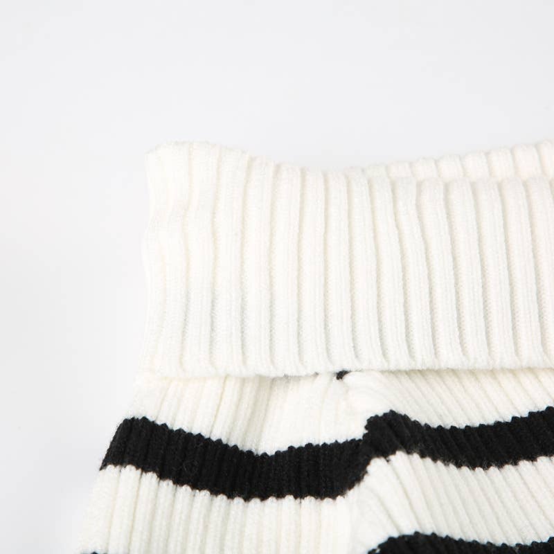 SLOUCHY SWEATER CONTRASTING LINE NECK AND STRIPES