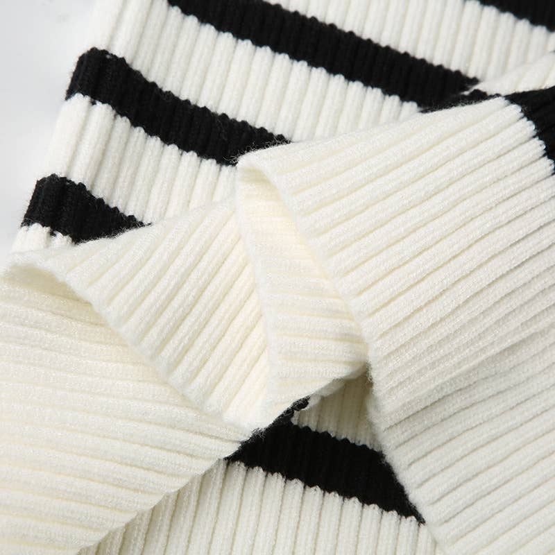 SLOUCHY SWEATER CONTRASTING LINE NECK AND STRIPES