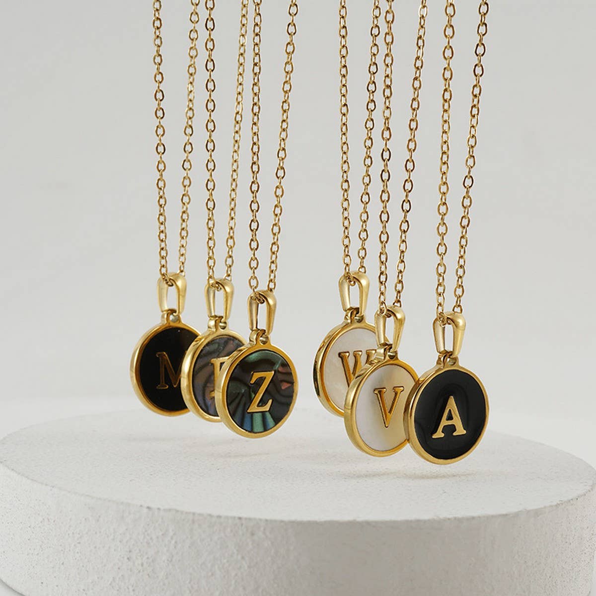 CWAJE1935_Round Stainless Steel Black Shell Letter Necklace