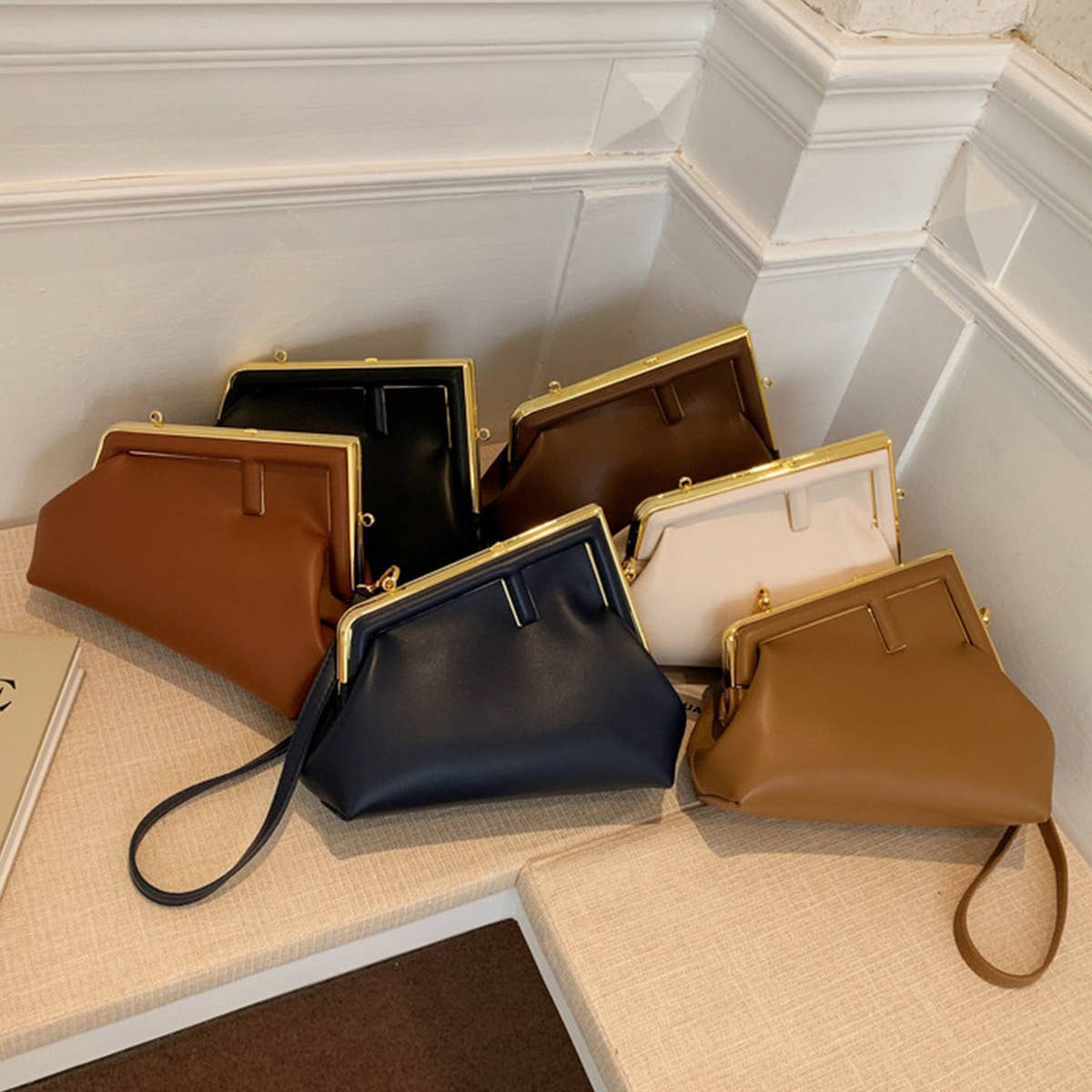 RETRO SIMPLE METAL CLIP SHOULDER BAG_CWAB1598