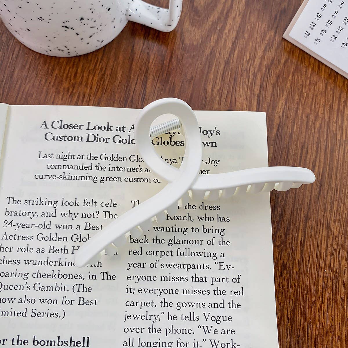 Versatile fashionable hollowed-out grab clip