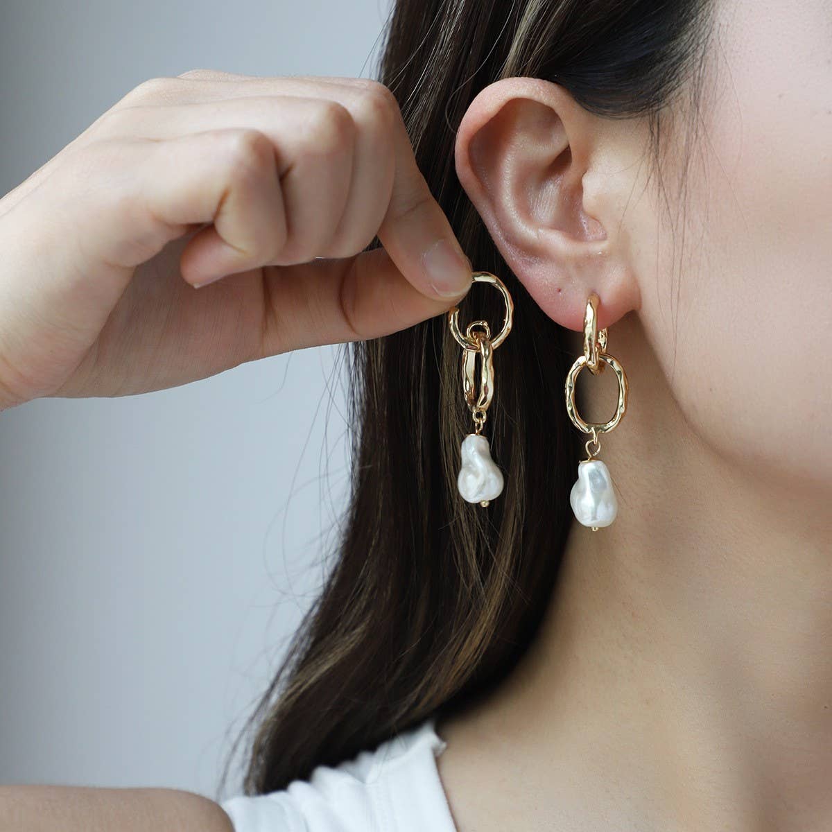 FASHIONABLE PEARL GOLD-RIMMED ZINC ALLOY EARRINGS