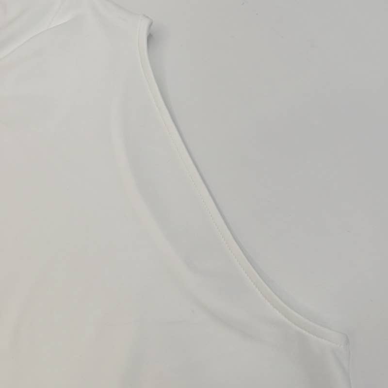 Solid-color pleated short dress wraps the hips