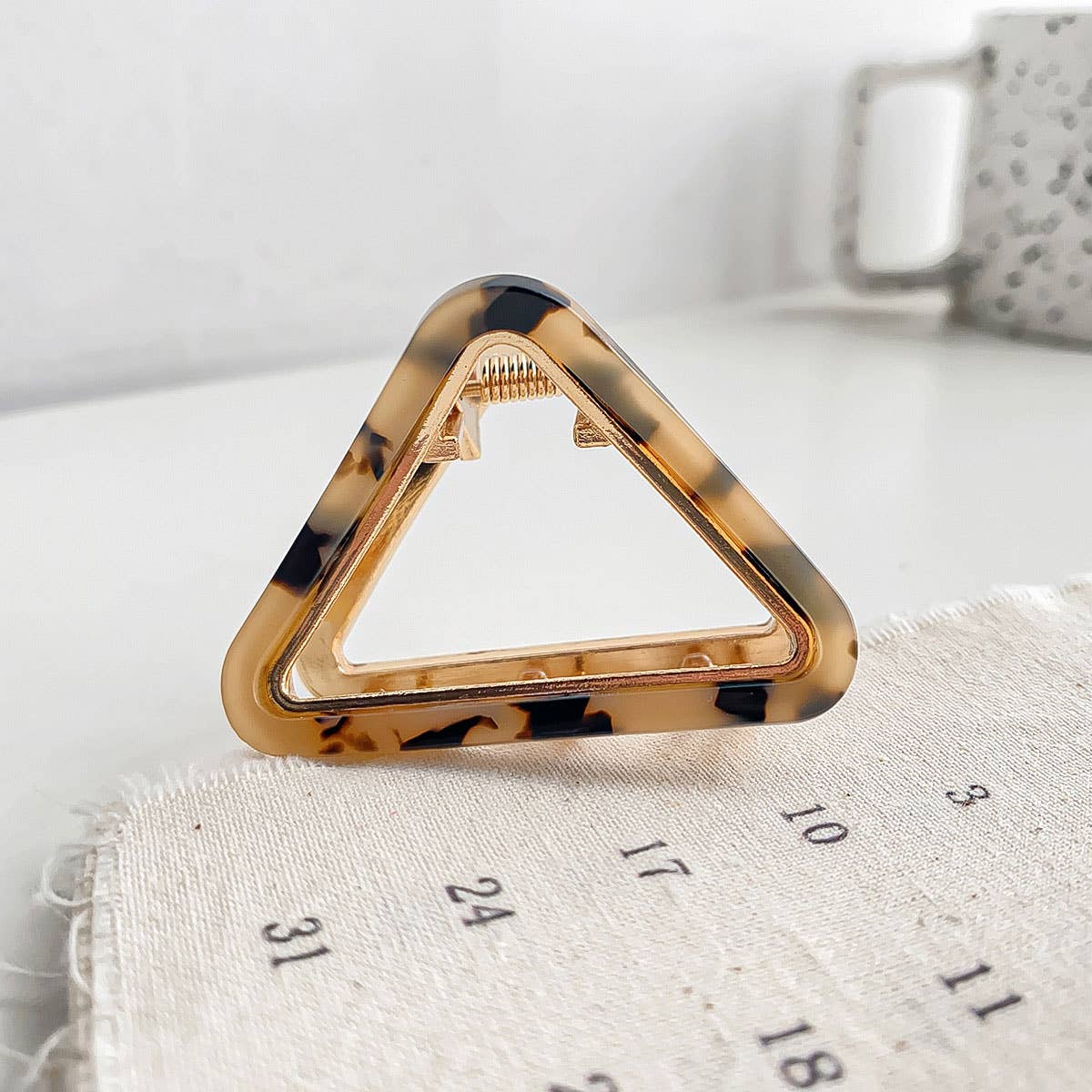 Small Triangle Acetate Hair Claw for Ponytails_CWAHA0400