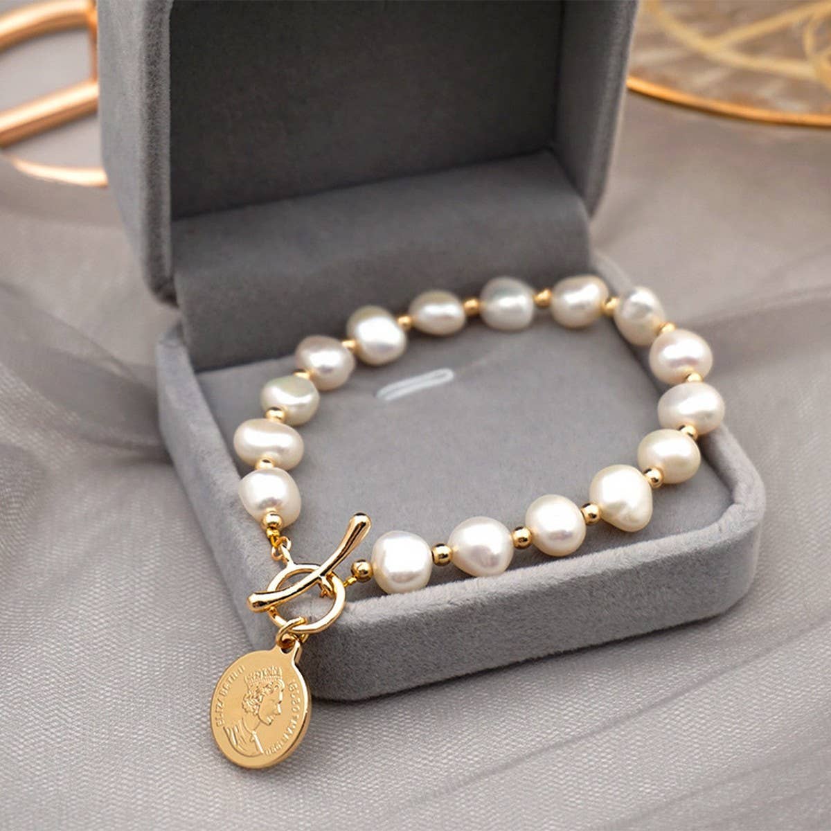 ELEGANT AND COOL PEARL BRACELET