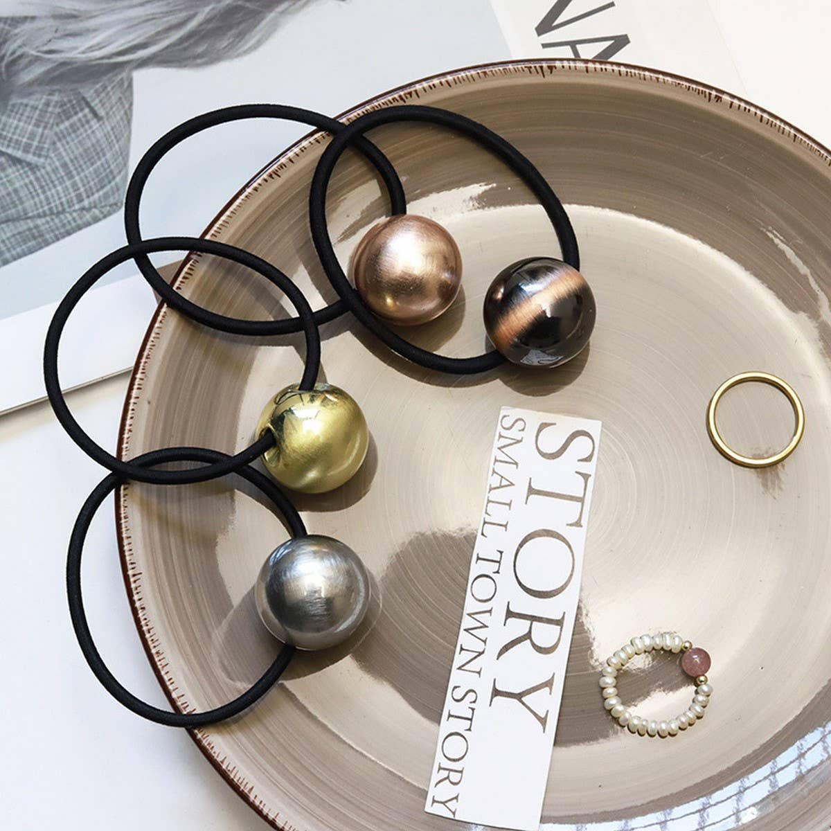 RETRO BRUSHED GOLD BALL MINIMALIST HAIR SCRUNCHIES_CWAHA2658