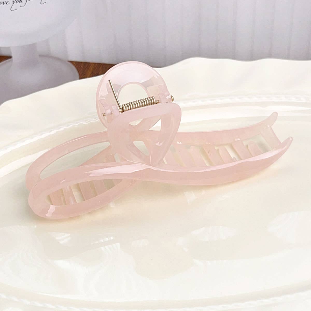 Simple and elegant transparent gripper