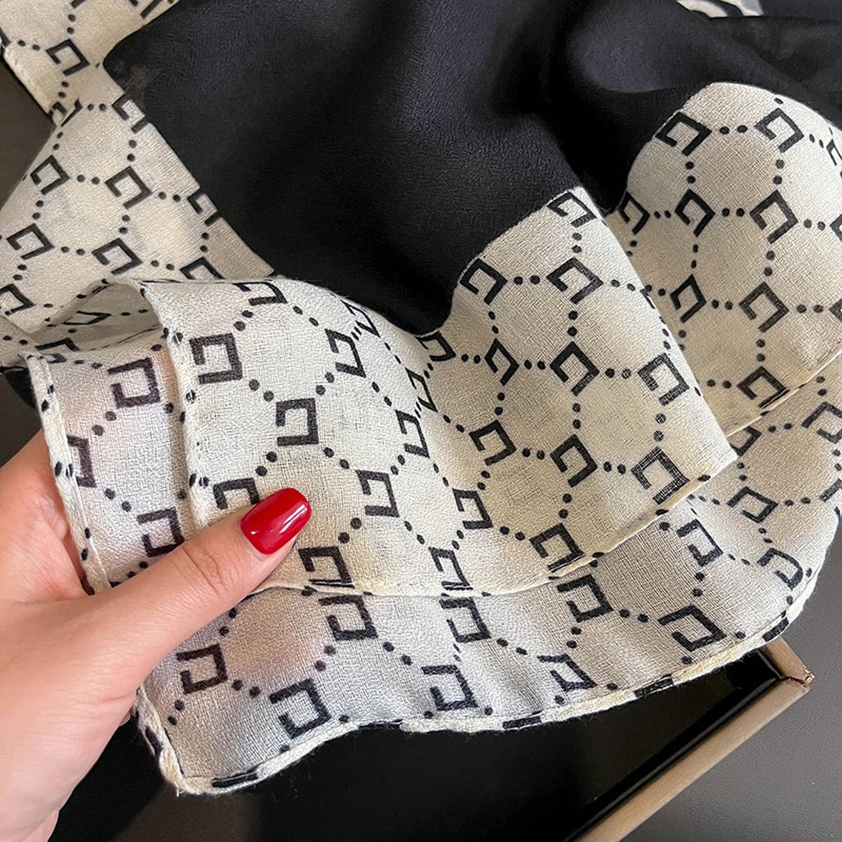 FASHIONABLE PLAID THIN SCARF