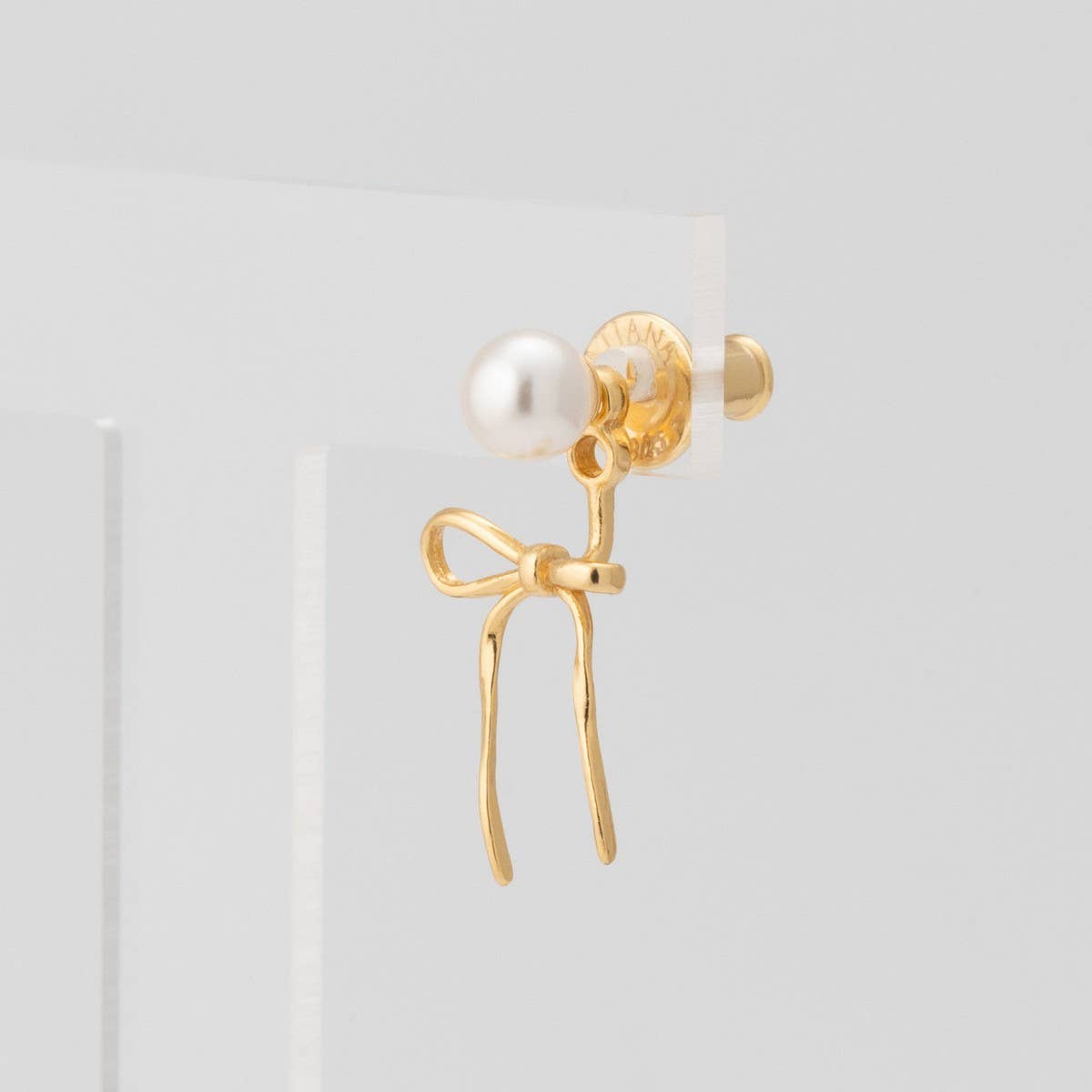 Sweet and elegant pearl bow earrings