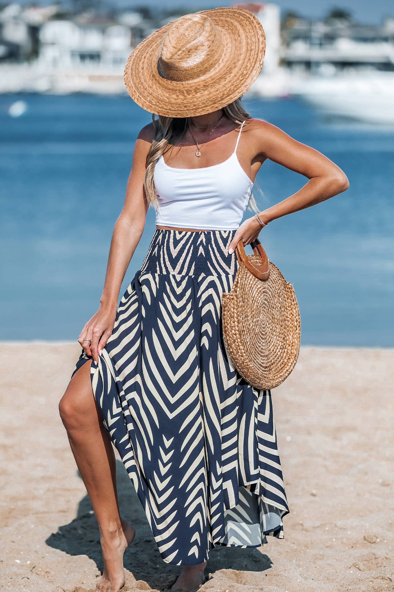 Casual and vacation-style skirt with leaf prints