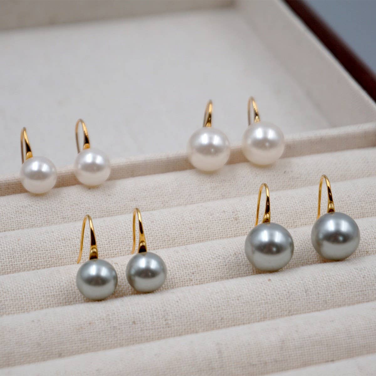 SMALL LIGHT BULB PEARL ROUND EARRINGS_CWAJE1672