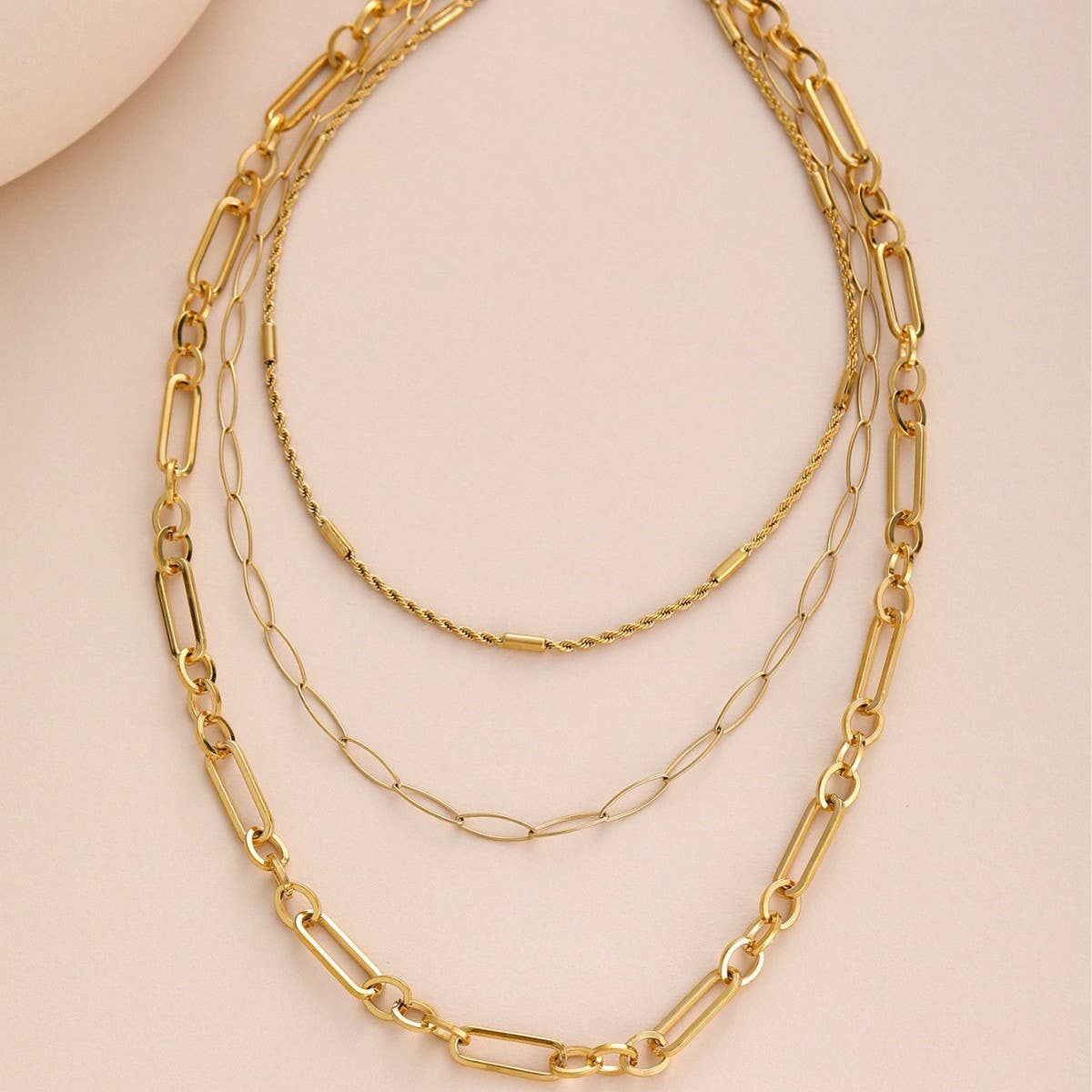 MULTI-LAYERED CIRCULAR PAPER CLIP NECKLACE