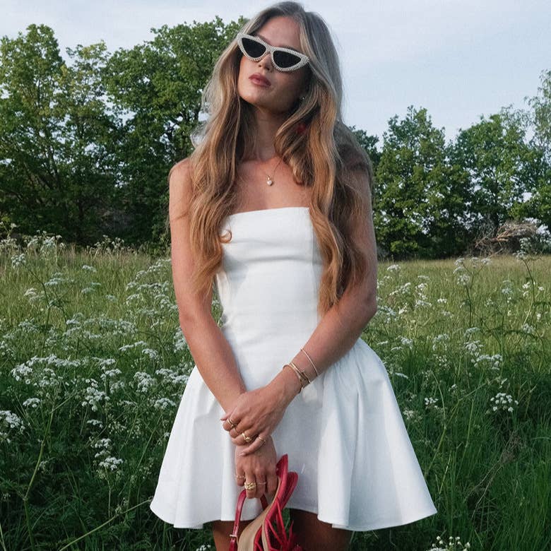 Short, form-fitting dress with a big swing