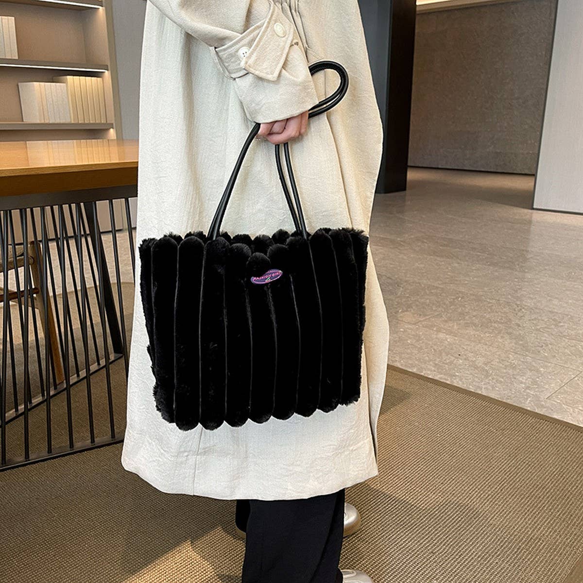 WINTER LEISURE SHOULDERBAG LARGE CAPACITY PLUSH BAG_CWAB3966