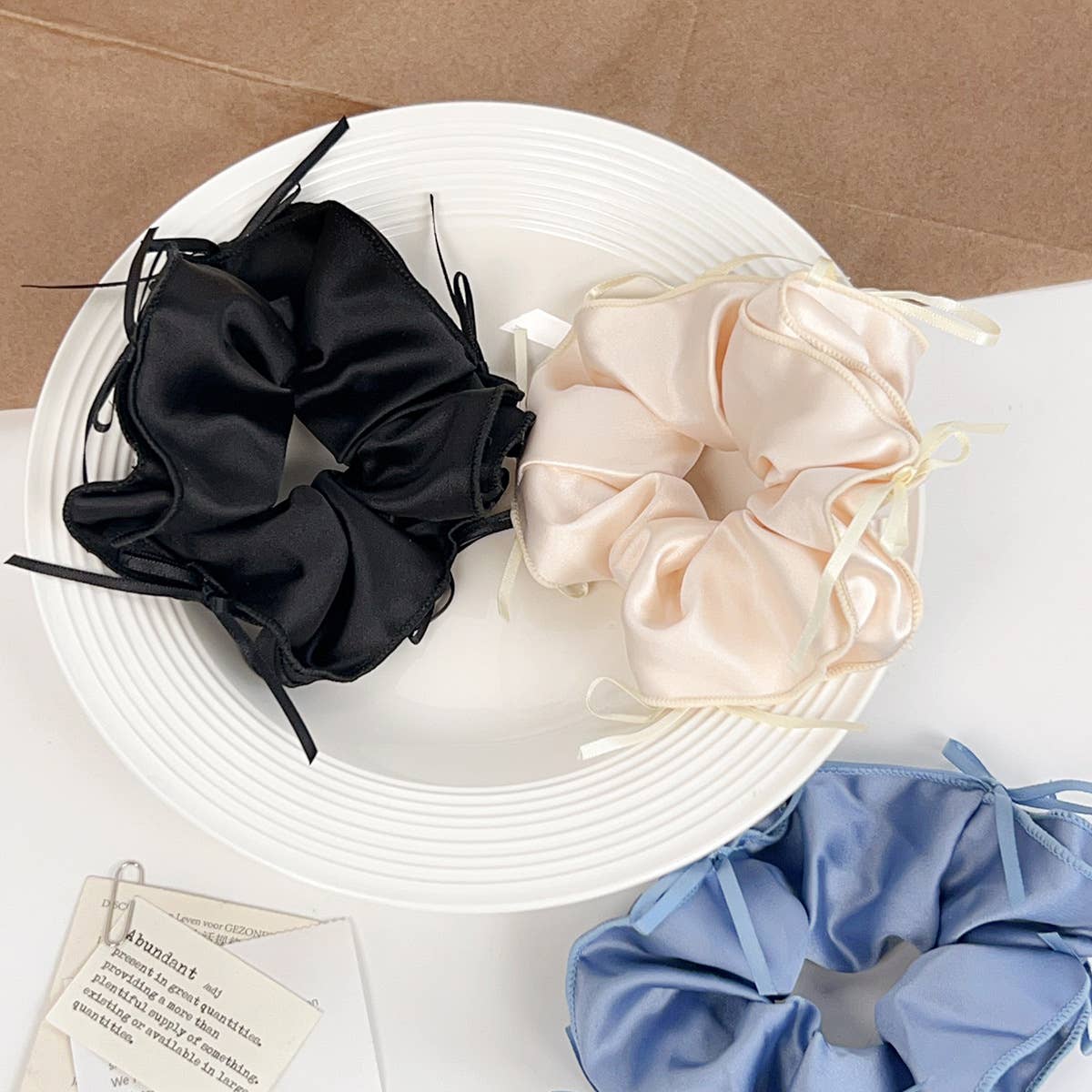 Ballet-style ribbon bow tie intestine hair tie