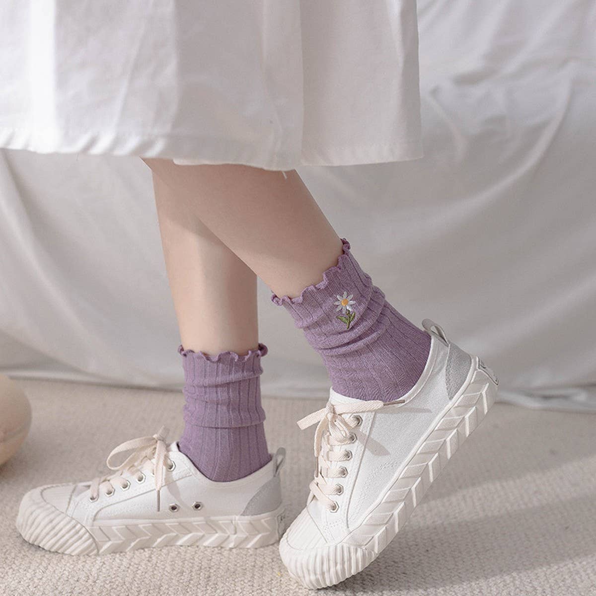 RUFFLE HEM CHRYSANTHEMUM EMBROIDERED SOCKS