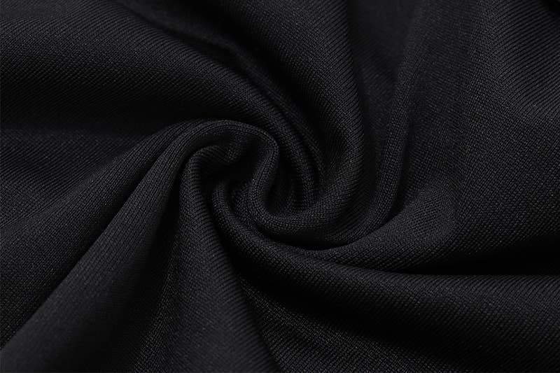 U-neck and black fungus edges Irregular vest