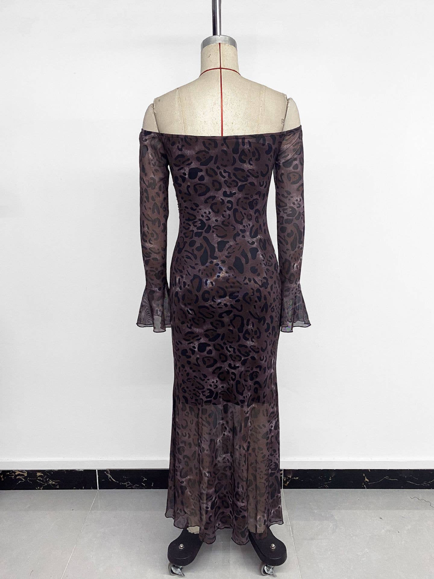 One-shoulder long-sleeved leopard print dress