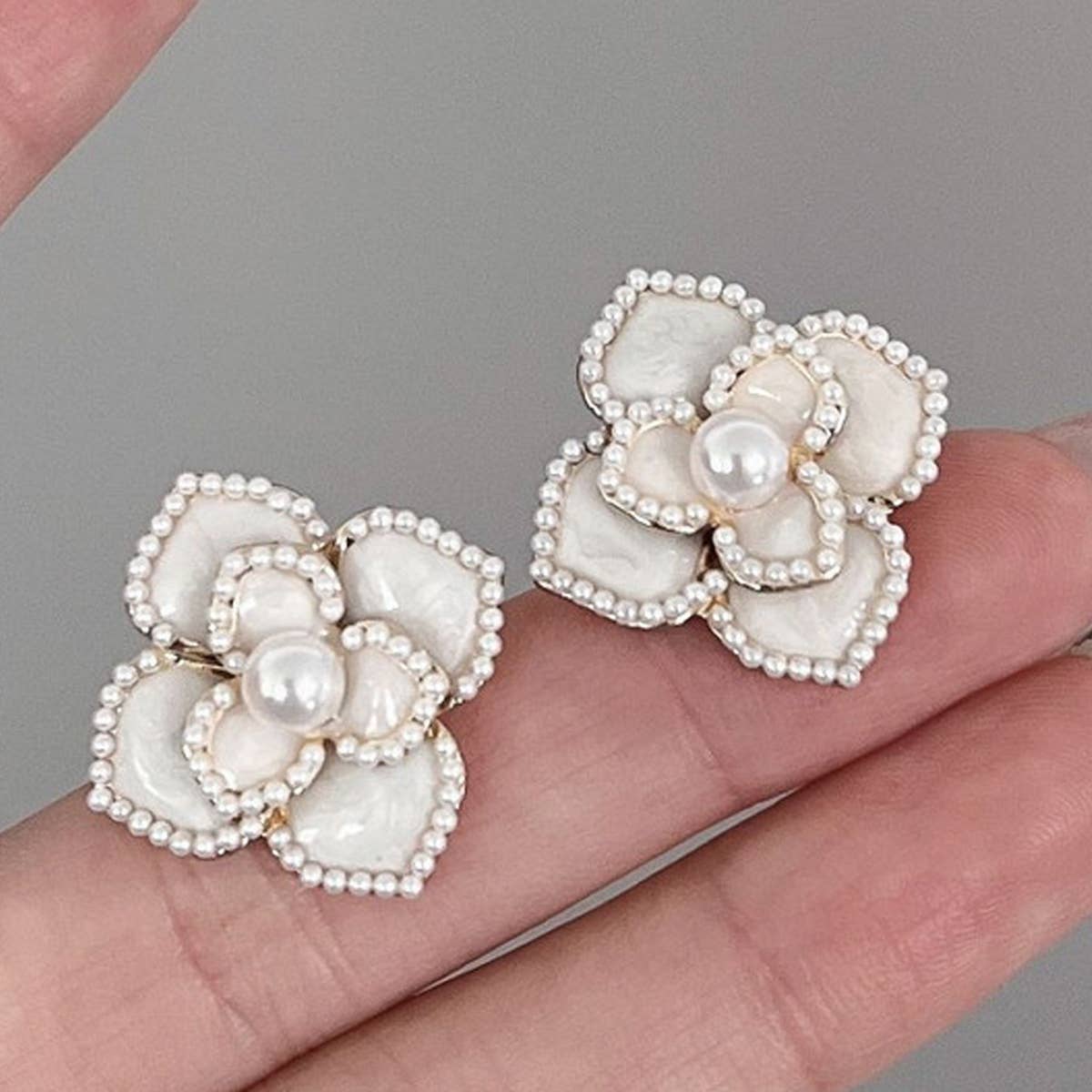 VINTAGE STYLE PEARL WHITE FLOWER STUD EARRINGS