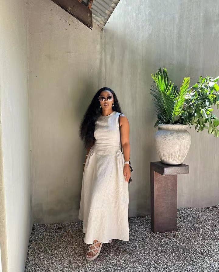 Sleeveless solid-color vest dress with large hem