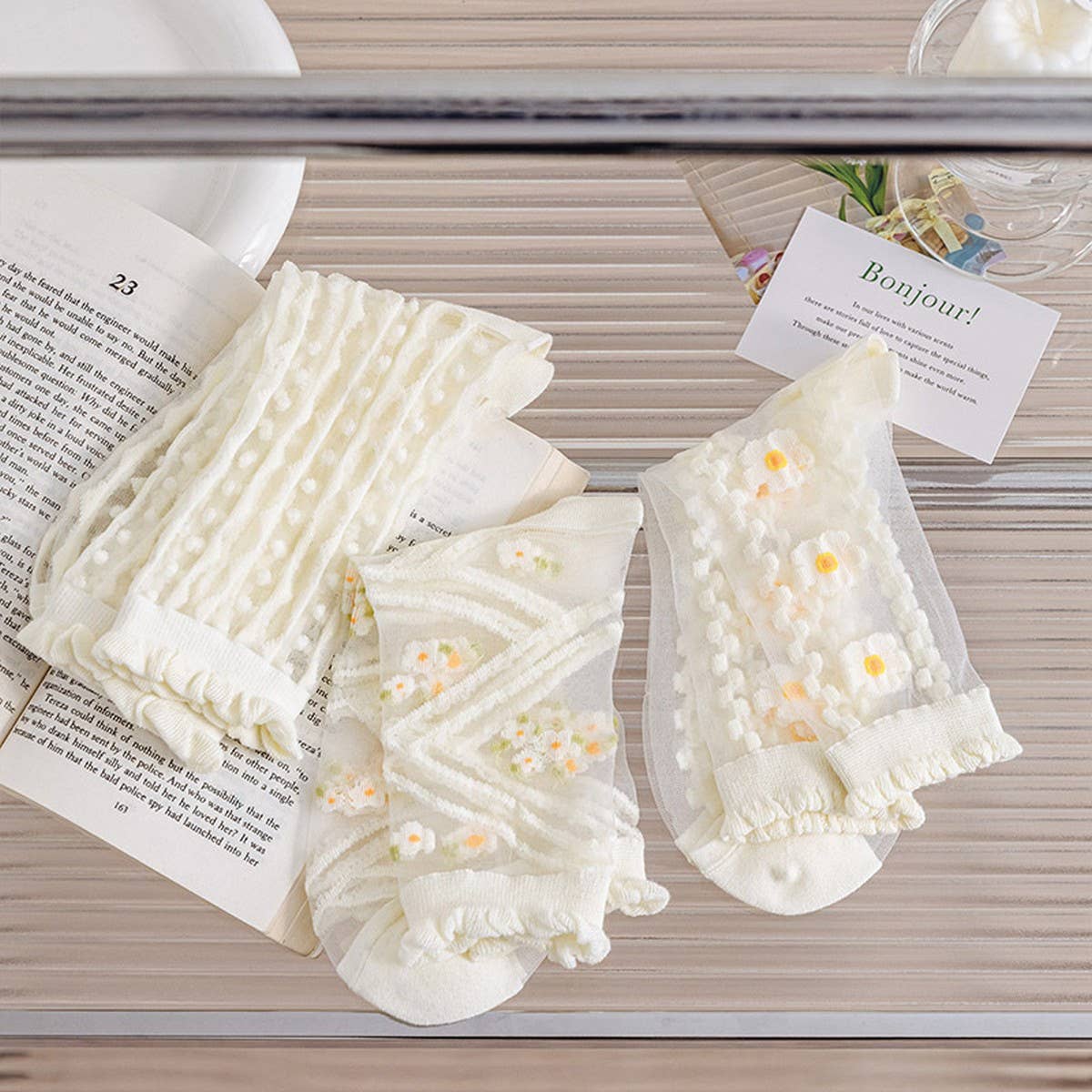 SUMMER THIN WHITE FLORAL DESIGN BOAT SOCKS